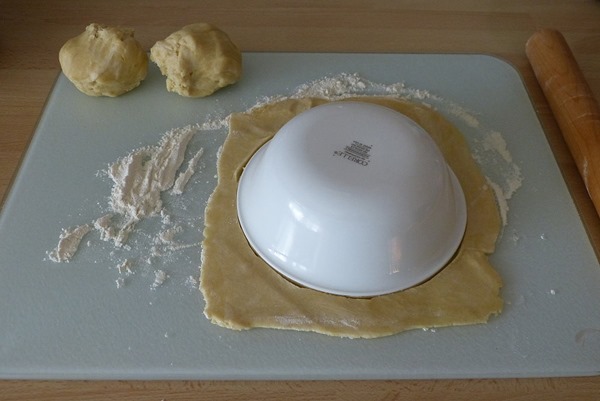 Раскатала тесто, вырезала круг с помощью тарелки