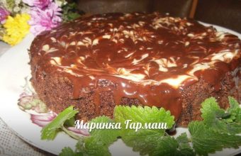 Шоколадно-кофейный тортик с грушей сметанным кремом и шоколадной помадкой.