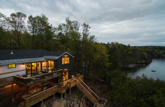 Великолепный дом у озера в США