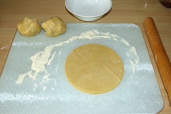 Раскатала тесто, вырезала круг с помощью тарелки