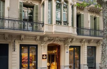 Игра на контрасте: бетонные стены и яркие цвета в интерьере отеля в Барселоне